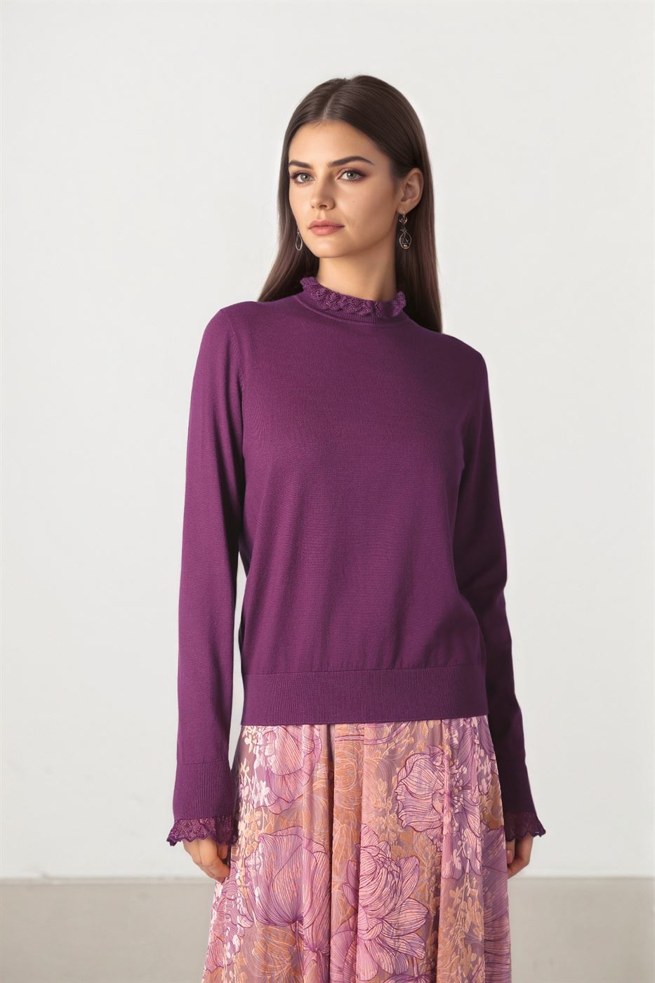 Knit Pullover with Ruffle Collar